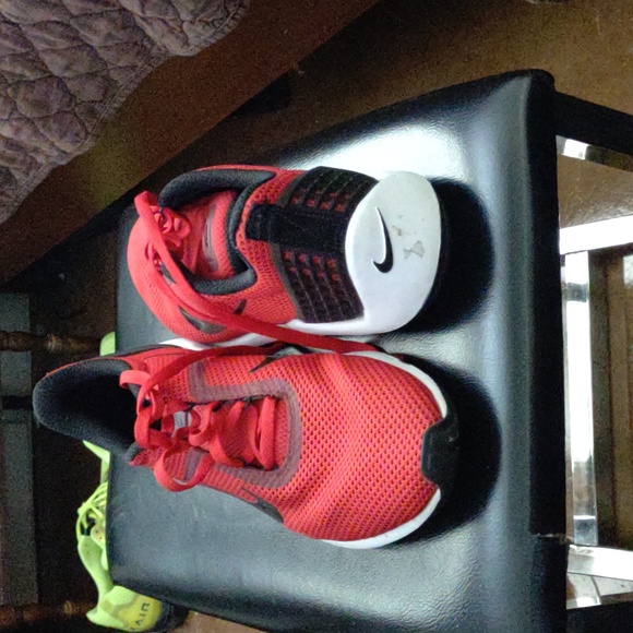 Pair of Nike lunarestoa 2 red size 13 - Picture 2 of 3